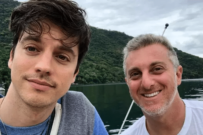 Foto de Fernando Grostein ao lado de Luciano Huck