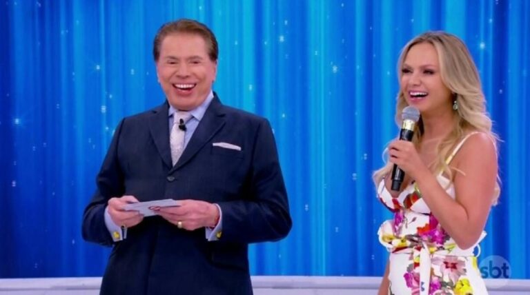 Foto de Silvio Santos ao lado de Eliana