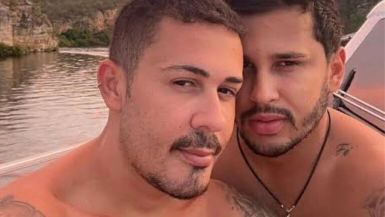 Imagem com foto do agora ex-casal Carlinhos Maia e Lucas Guimarães