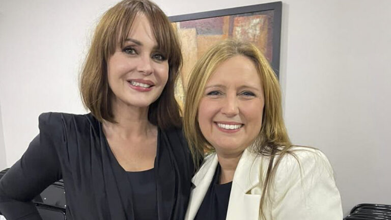 Imagem com foto da atriz Gabriela Spanic ao lado da jornalista e apresentadora Tina Roma