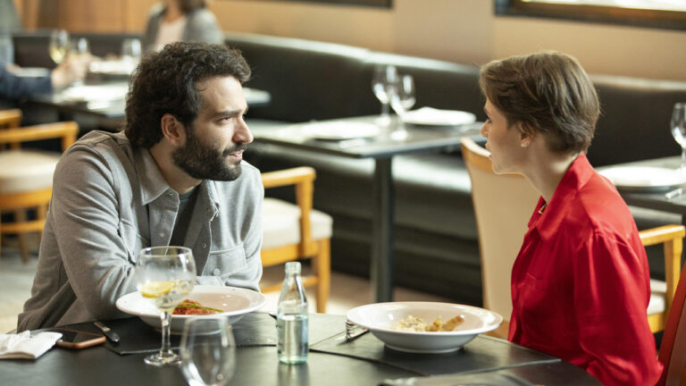 Imagem com foto dos personagens Rafael (Humberto Carrão) e Vanessa (Leticia Colin) em cena da novela Todas as Flores