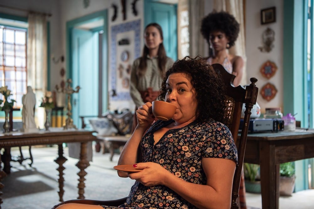 Imagem com foto de Suzy Lopes como a fofoqueira Cira em Mar do Sertão