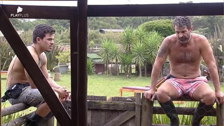 Imagem com foto de Thomaz Costa e Iran Malfitano durante conversa em A Fazenda 14