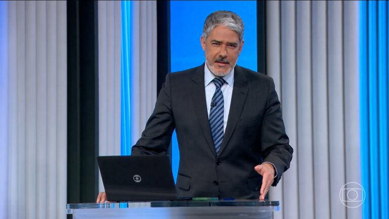 Foto de William Bonner no estúdio da cobertura eleitoral da Globo