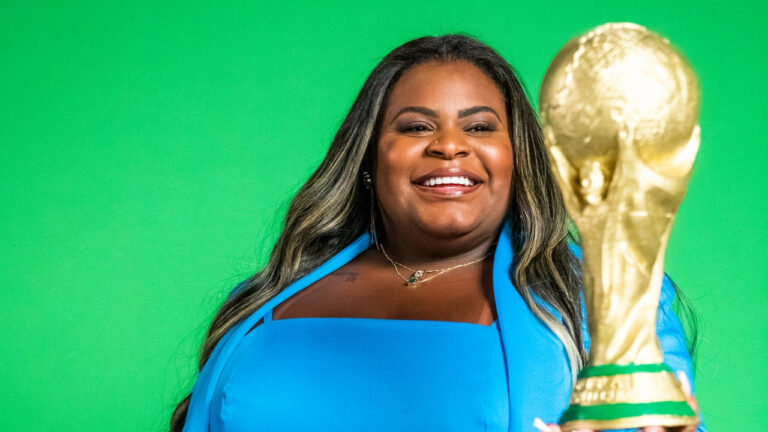 Imagem com foto da cantora Jojo Todynho segurando a taça da Copa do Mundo