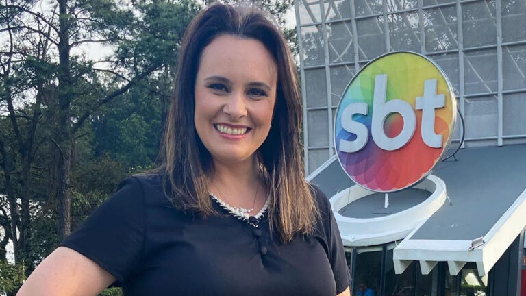 Imagem com foto da jornalista Marcela Mesquita, ex-contratada da TV Vanguarda, na frente da portaria do SBT em São Paulo