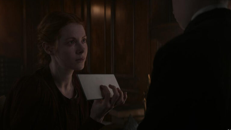 Imagem com foto da personagem Maura Franklin (Emily Beecham) em cena da série 1899