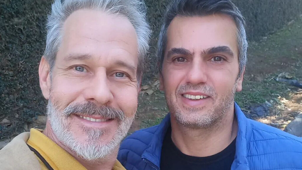 Imagem com foto do ator Nico Puig e ao lado do marido Jeff Lattari