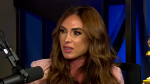 Imagem com foto de Nicole Bahls durante entrevista