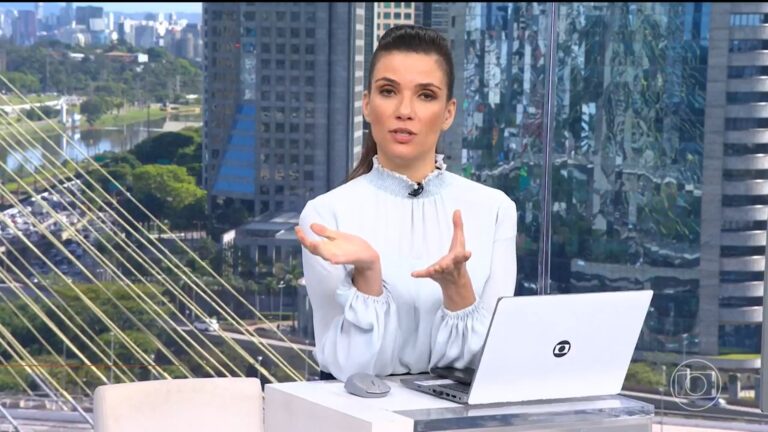 Foto da jornalista Sabina Simonato no estúdio do Bom dia SP, da TV Globo