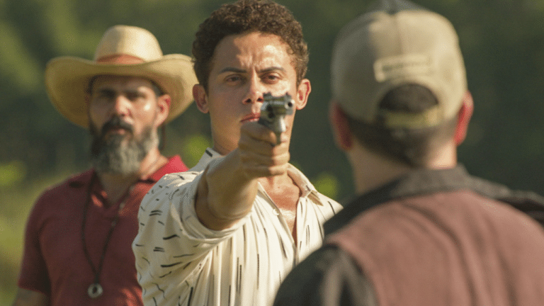 Imagem com foto de Alcides (Juliano Cazarré), Zaquieu (Silvero Pereira) e Tenório (Murilo Benício) em cena a novela Pantanal