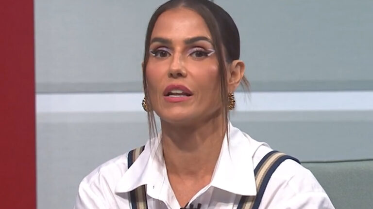 Imagem com foto da atriz Deborah Secco durante o programa Tá na Copa