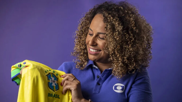 Imagem com foto de Karine Alves, repórter da Globo que está participando da cobertura da Copa no Catar