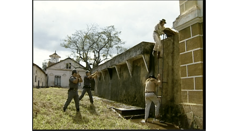 Saracura e Pirilampo são presos por estarem espionando a casa de Lia em O Rei do Gado