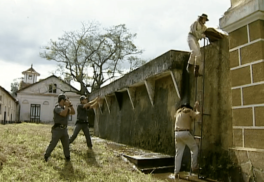 Saracura e Pirilampo são presos por estarem espionando a casa de Lia em O Rei do Gado