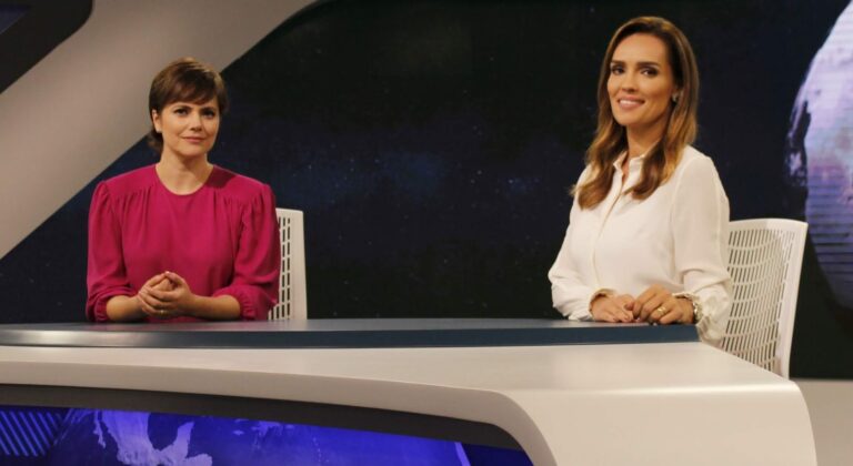 Foto de Ana Paula Couto e Karyn Bravo na bancada do Jornal da Cultura