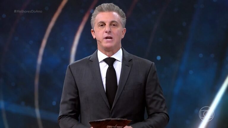 Foto do apresentador Luciano Huck na premiação Melhores do Ano