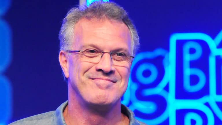 Imagem com foto do apresentador Pedro Bial no estúdio de uma das finais do Big Brother Brasil