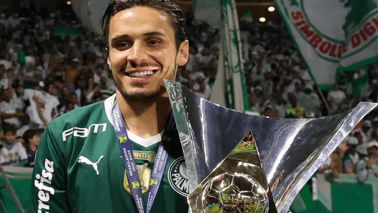 Imagem com foto do jogador Raphael Veiga, do Palmeiras, segurando a taça do Campeonato Brasileiro de 2022, transmitido pela Globo