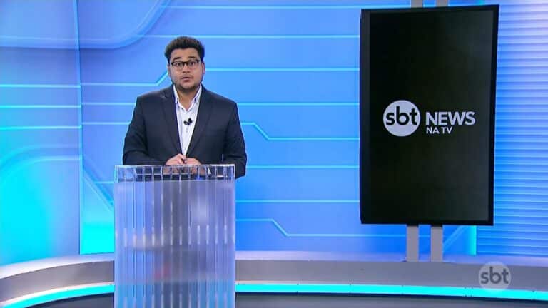 Foto de Fernando Jordão no estúdio do SBT News na TV