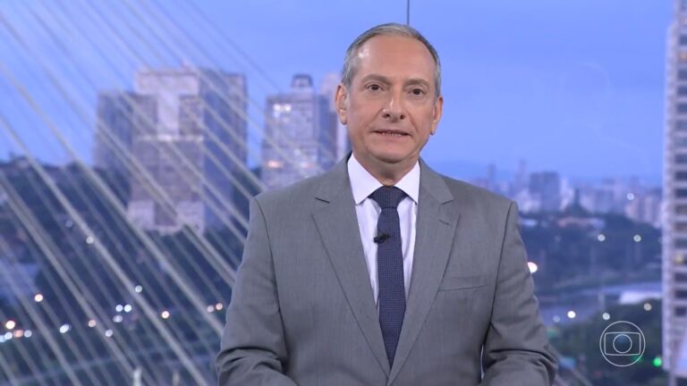 Foto do apresentador José Roberto Burnier no estúdio do SPTV