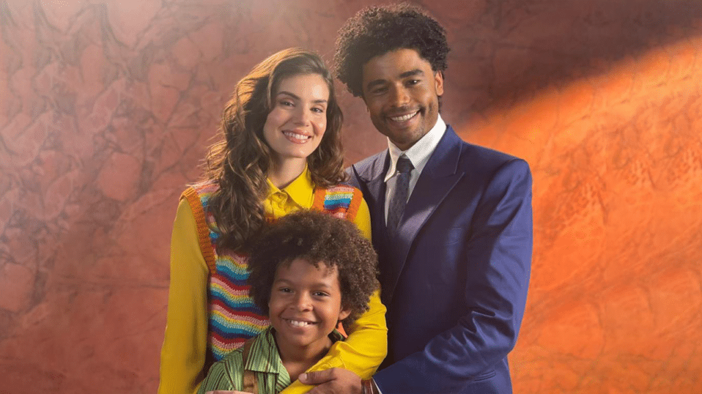 Imagem com foto dos atores Camila Queiroz, Diogo Almeida e Levi Asaf, da novela Amor Perfeito, substitua de Mar do Sertão