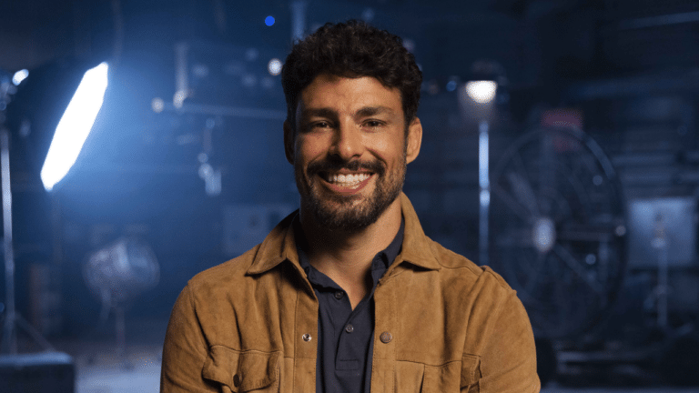 Imagem com foto do ator Cauã Reymond, protagonista de Terra e Paixão