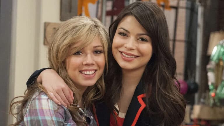 Imagem com foto das atrizes Jennette McCurdy e Miranda Cosgrove, de iCarly. SBT terá nova programação aos sábados