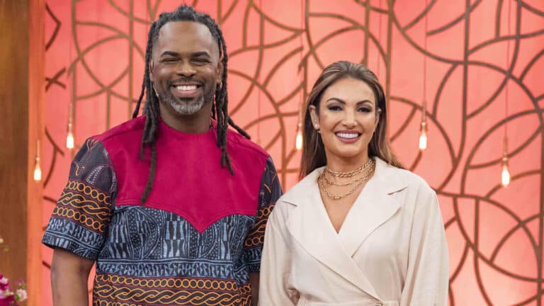 Imagem com foto de Manoel Soares e Patricia Poeta no cenário do programa Encontro