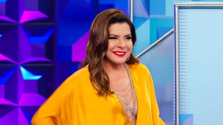 Imagem com foto da apresentadora Mara Maravilha no palco do Programa Silvio Santos