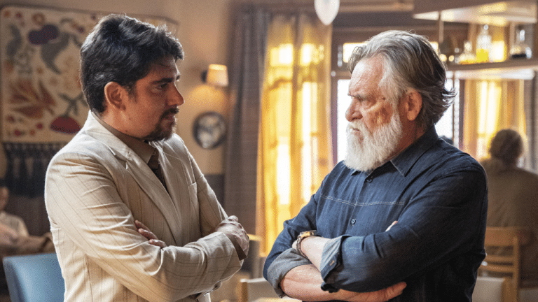 Imagem com foto de Marcelo Adnet e José de Abreu em cena da reta final da novela Mar do Sertão