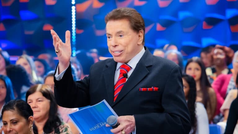 Imagem com foto de Silvio Santos no cenário do Programa Silvio Santos