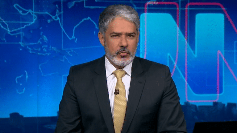 Imagem com foto de William Bonner durante apresentação do Jornal Nacional