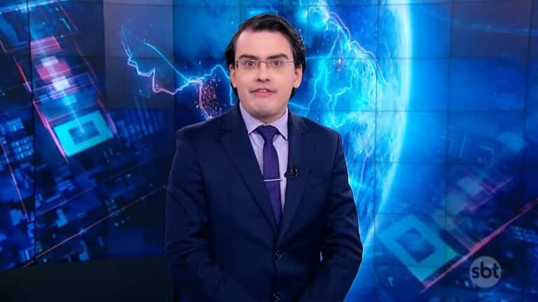 Foto do apresentador Dudu Camargo no estúdio do telejornal Primeiro Impacto