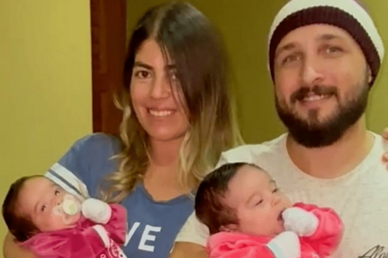 Foto de Raquel Pacheco e Xico Santos com as filhas