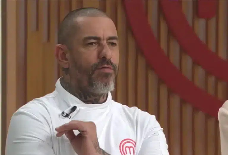 Foto de Henrique Fogaça no programa MasterChef, da Band. Rodrigo Oliveira entrará no lugar