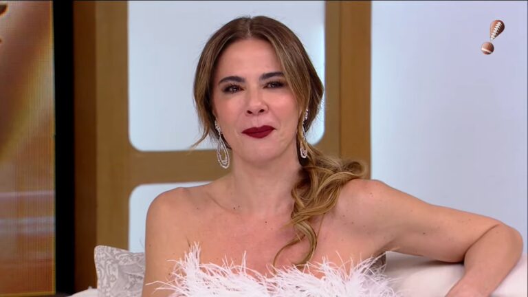 Foto da apresentadora Luciana Gimenez no estúdio do Superpop