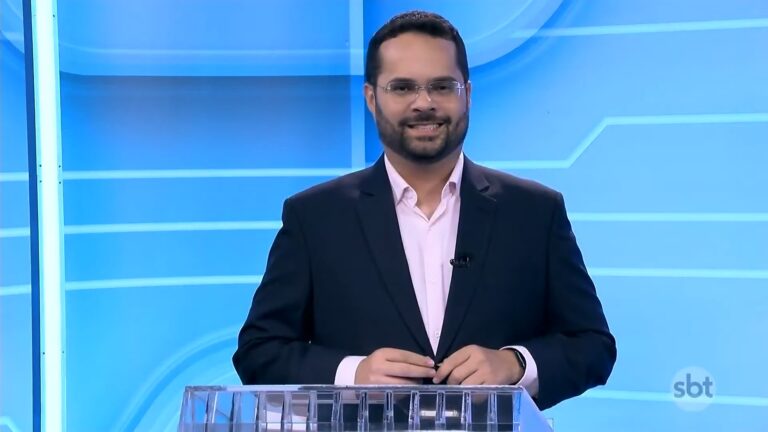 Foto do apresentador Marcelo Casagrande no estúdio do SBT News na TV