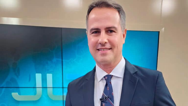 Imagem com foto do repórter Fabiano Villela no cenário do JL2 da TV Liberal