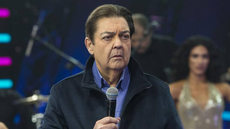 Imagem com foto de Fausto Silva no palco do Faustão na Band