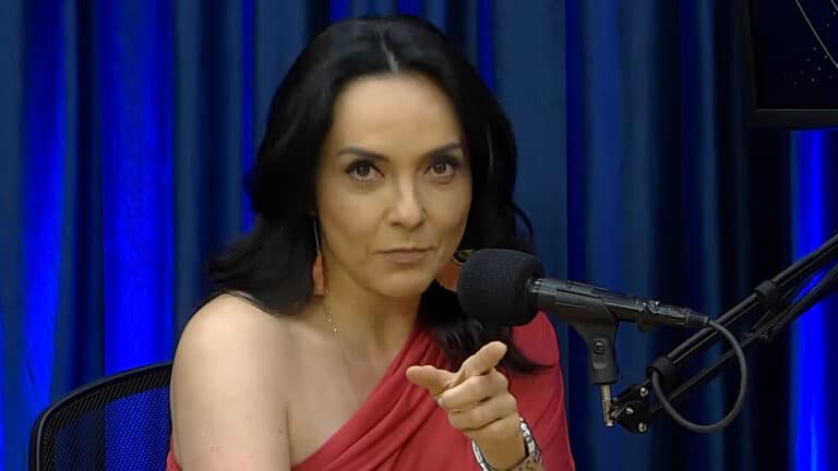 Imagem com foto da jornalista Izabella Camargo durante entrevista ao Famacast