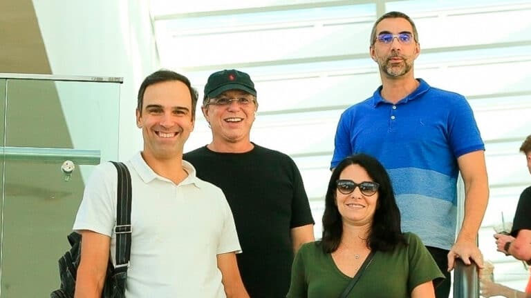 Imagem com foto de Tadeu Schmidt, Boninho, Rodrigo Dourado e Mariana Mónaco durante ida a restaurante no Rio de Janeiro