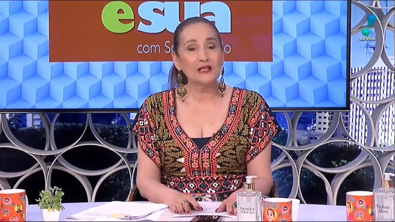 Foto da apresentadora Sonia Abrão no estúdio do A Tarde é Sua