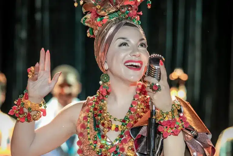 Foto de Priscilla Alcantara como Carmen Miranda