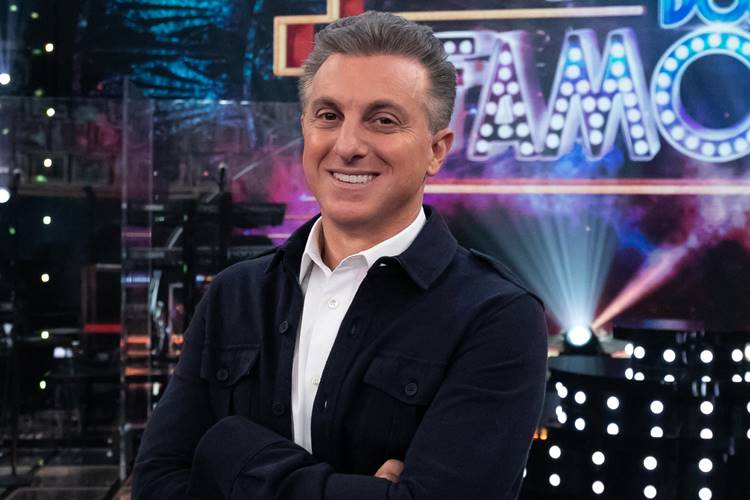 Foto de Luciano Huck. Apresentador que substituiu Faustão na saída da emissora e contratou bailarina que foi demitida do ex-apresentador da Globo na Band em dezembro de 2022