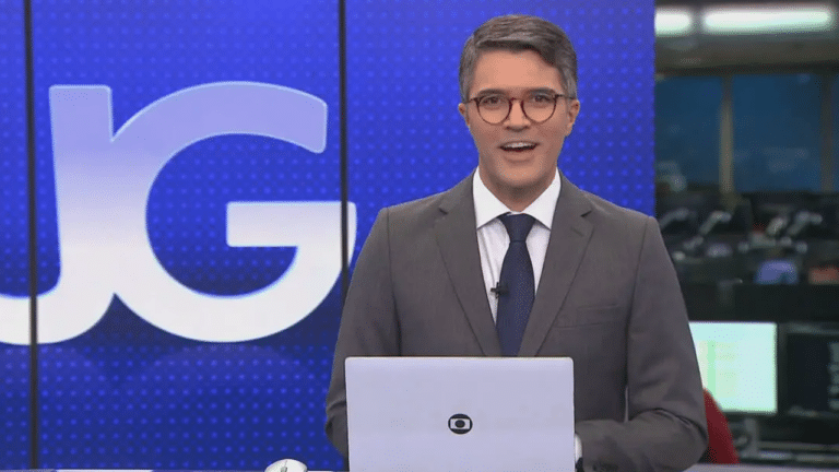 Imagem com foto do repórter Bruno Tavares durante apresentação do Jornal da Globo