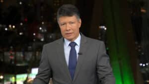 Imagem com foto do apresentador César Menezes durante o telejornal local SP2 na Globo