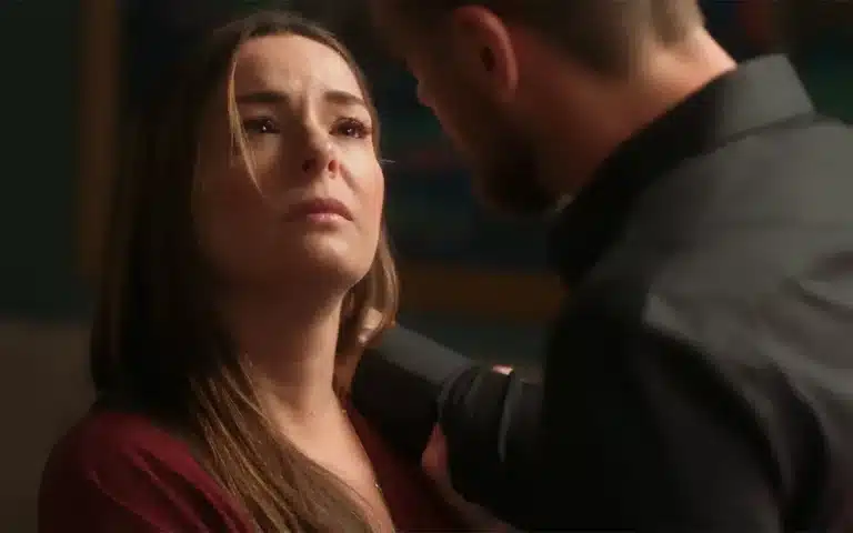 Clara fica inconformada ao saber que Theo a está traindo outra vez em Vai na Fé