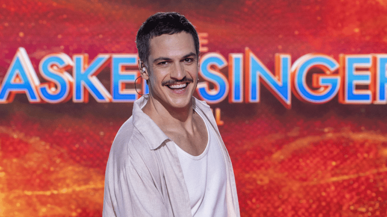 Imagem com foto do ator Mateus Solano no The Masked Singer Brasil