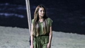 Imagem com foto da apresentadora Patrícia Poeta andando na praia visivelmente abalada